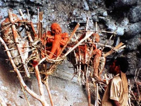 Kinh hãi những xác chết hun khói ở nghĩa địa lộ thiên