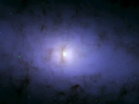 Thứ gì đã lật nghiêng lỗ đen quái vật trước mắt người Trái Đất?