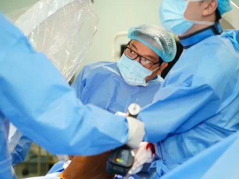Choáng váng trước thân thế bác sĩ trực tiếp phẫu thuật cho nguyễn Xuân Son, tên tuổi vươn tầm quốc tế