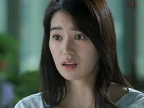 Đêm tân hôn biến thành thảm kịch: Cô dâu xách vali bỏ đi sau khi phát hiện món quà "bất ngờ" từ tình cũ của chồng