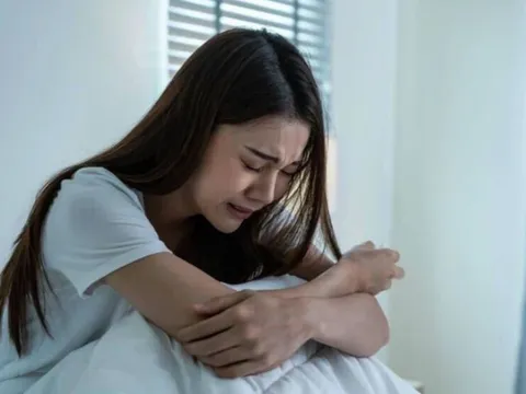 Giật mình phát hiện bí mật động trời trong tin nhắn của chồng: Lời thú nhận khiến vợ đứng hình