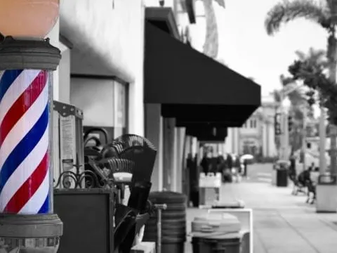 Chiếc đèn quay xanh đỏ trước tiệm cắt tóc có ý nghĩa gì? Sự thật sẽ khiến bạn 'mắt chữ A mồm chữ O' ngay lập tức