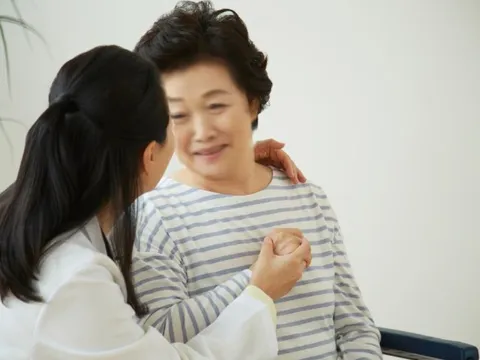 Chị dâu nói mẹ chồng già ăn ít, góp cho tôi 4 triệu quá nhiều, nào ngờ bà đưa hết lương cho tôi