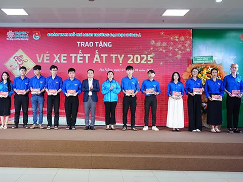 Đại học Đông Á trao 330 vé xe Tết cho sinh viên khó khăn miền Trung - Tây Nguyên 