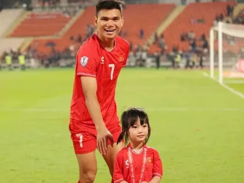 Chân dung ‘cầu thủ từng nghèo nhất Việt Nam’ đến với bóng đá bằng tiền bán trâu của bố, giờ đây có tất cả