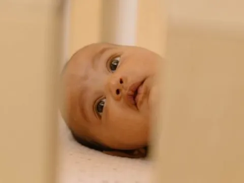 Tại sao trẻ sơ sinh luôn nhìn chằm chằm vào đèn?