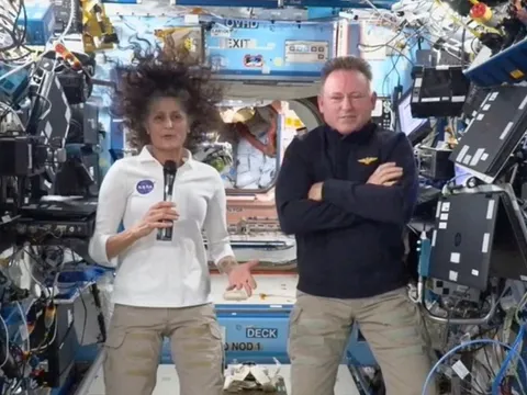 Hai phi hành gia lạc quan dù mắc kẹt ngoài không gian 