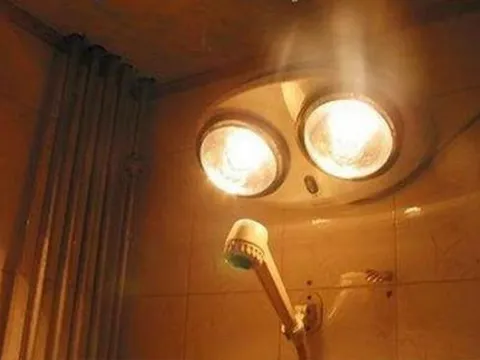 Vừa tắm vừa bật đèn sưởi có an toàn không? Lâu nay nhiều người đã bỏ qua chi tiết quan trọng, hết sức cẩn thận