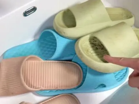 Mẹo nhỏ giúp giặt dép, giầy siêu sạch chỉ với vài giọt dung dịch tự pha chế, dù bẩn đen cũng trắng bóc ngay lập tức