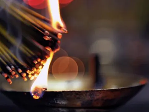 Người xưa dặn: Mùng 1 hôm rằm không thắp hương buổi tối, tại sao?