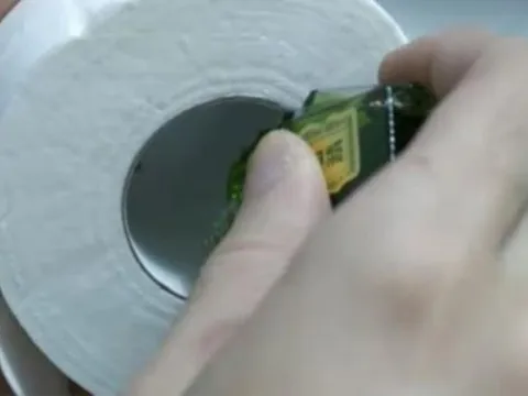 Chỉ cần nhỏ vài giọt dầu gió vào cuộn giấy vệ sinh và khám phá lợi ích không ngờ, ai cũng nên thử