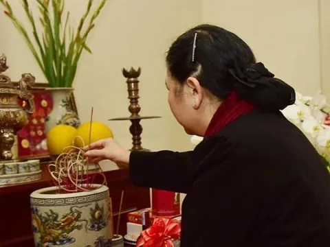 Nhà có nhiều bàn thờ: bàn thờ Phật, bàn thờ gia tiên, bàn thờ Thần Tài thắp hương sao cho đúng?