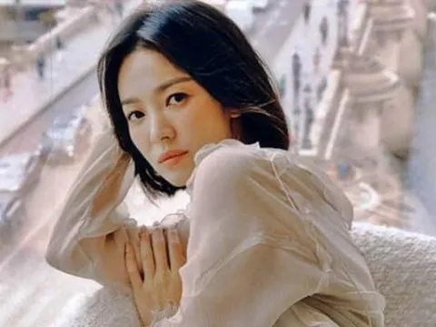 Song Hye Kyo xin lỗi vì 'chỉ có thể đưa tiền' khi nhân viên gặp khó khăn