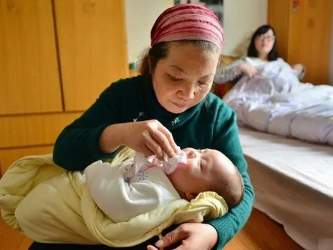 Mẹ chồng ngủ co ro ngoài hành lang đợi tôi sau ca sinh mổ: Câu chuyện về tình thương không biên giới