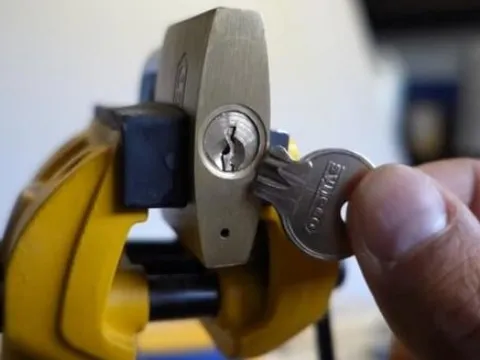 Ổ khóa của bạn có lỗ nhỏ này không? Hóa ra nó có 2 công dụng vô cùng hữu ích, ít người biết