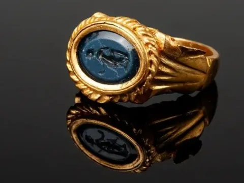 Phát hiện nhẫn vàng 1.800 năm tuổi khắc hình thần Vệ nữ