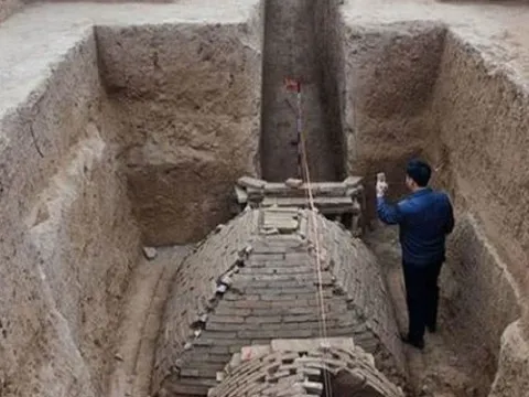 Lăng mộ chôn 4 bộ hài cốt trẻ em dưới 4 góc: Thành phần kim loại tìm thấy trong xương vạch trần hủ tục mai táng bất nhân