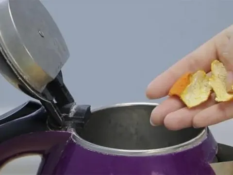 Đánh bay cặn ấm siêu tốc 'cứng đầu' chỉ với vỏ cam, vết cặn dù dày đến đâu cũng sẽ tự động bong ra