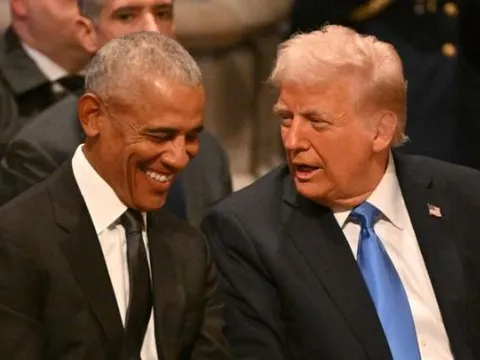 Câu nói của ông Trump khiến ông Obama bật cười ngay giữa tang lễ ông Carter, chuyện gì đã xảy ra?
