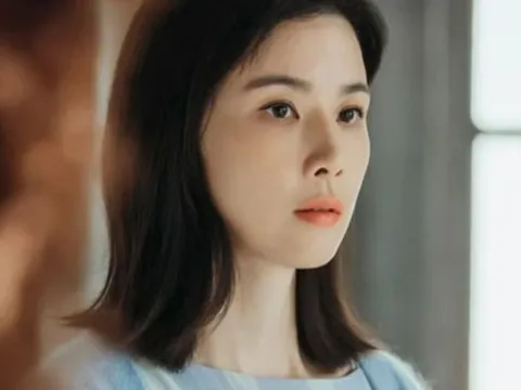 Vợ cũ của chồng qua đời, tôi lặng lẽ đội khăn tang và ngồi bên linh cữu: Cuộc đời chưa bao giờ nghiệt ngã đến thế