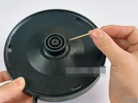 Nhét một chiếc tăm vào ấm điện hóa ra nó có tác dụng mạnh mẽ như vậy! Bạn có thể tiết kiệm hàng trăm đô la mỗi năm nếu biết cách làm