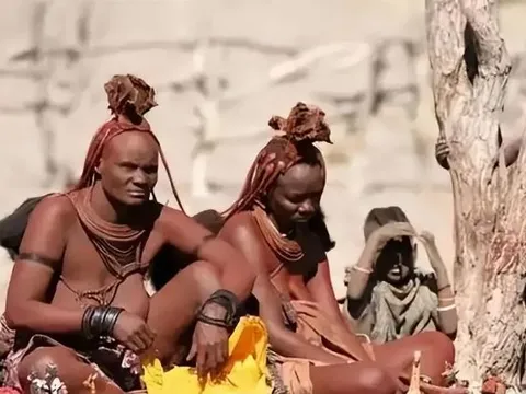 Bộ tộc bí ẩn ở châu Phi: Bôi đất đỏ lên cơ thể thay cho việc tắm rửa, hôn nhân cận huyết, tách biệt hoàn toàn khỏi dòng chảy văn minh hiện đại