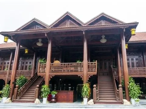 Ngôi nhà sàn bằng gỗ lim lớn nhất Việt Nam: Chi phí 200 tỷ, xây trong 4 năm với hơn 10.000 công thợ