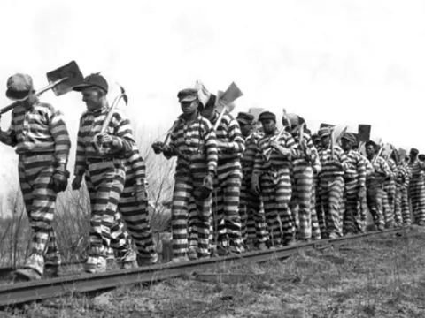 Vì sao quần áo tù nhân của lại có màu sọc trắng đen, khiến tội phạm ám ảnh?