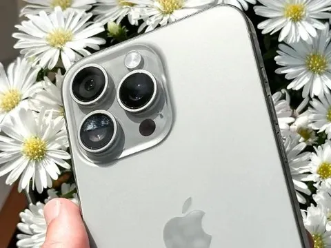 Giảm thủng đáy cháy sàn iPhone 15 Pro Max hút khách chốt đơn rầm rộ gần Tết hot hơn Galaxy S24 Ultra