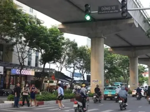 Đi bộ sang đường không đúng nơi quy định sẽ bị phạt tiền, đúng không?