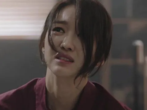 Ngày đính hôn, mẹ chồng tặng thẻ ngân hàng rỗng, tôi sững sờ trước sự thật đau lòng