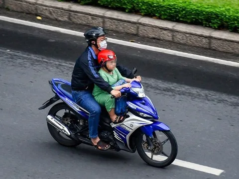 Từ 1/1/2025, chở trẻ em trên 6 tuổi ngồi trước xe máy có thể phạt tới 14 triệu đồng