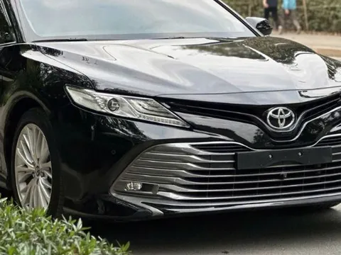 Lăn bánh 6 năm, Toyota Camry lên sàn xe cũ với giá khó tin