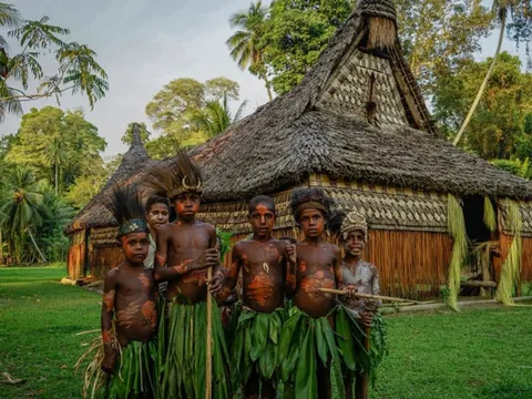 Rùng mình bộ tộc tự hành hạ cơ thể để chứng tỏ điều này