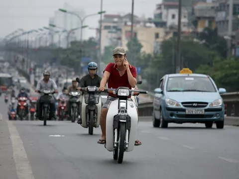 Từ ngày 1/1/2025, sử dụng điện thoại khi lái xe máy có thể bị phạt tới 14 triệu đồng
