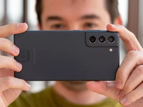 Galaxy S21 FE xả kho rẻ như cho, được Samsung chắt lọc tinh hoa, chỉ hơn 6 triệu ăn đứt iPhone 16