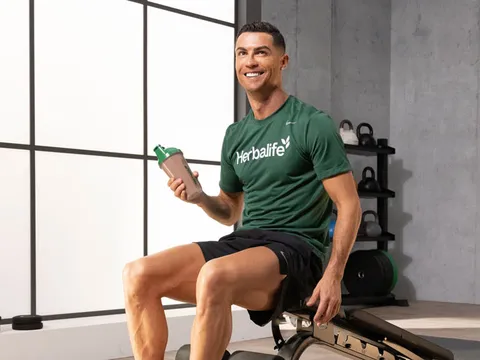 Top 10 cầu thủ giàu nhất hành tinh: Ronaldo thua xa cái tên này