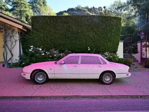 Bột hồng bí ẩn phủ kín California giữa thảm họa cháy rừng tại Mỹ