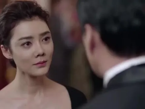 Chồng cũ ôm hoa đỏ rực đến tỏ tình, tôi mơ ngày đoàn tụ, ai ngờ sáng hôm sau chết lặng khi thấy sự thật trên Facebook