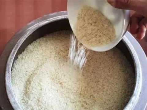 Vì sao thường nói: 'Gạo trong thùng gốm giàu 3 họ, gạo đựng thùng nhựa khó 3 đời'? Thùng gạo có thật sự quan trọng không?