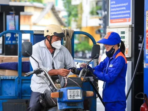 Xăng dầu tăng giá lần thứ ba liên tiếp 