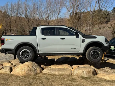 Ford Ranger phiên bản đặc biệt: Công suất 258 mã lực, giảm xóc nitơ FOX, giá gần 940 triệu đồng