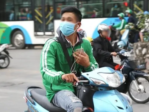 Từ 1/1/2025, đeo tai nghe khi đi xe máy bị phạt bao nhiêu tiền?