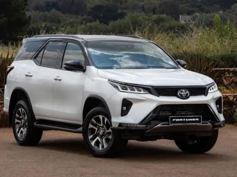 Giá lăn bánh Toyota Fortuner giữa tháng 1/2025 rẻ hơn Ford Everest, hạ knock-out Hyundai Santa Fe