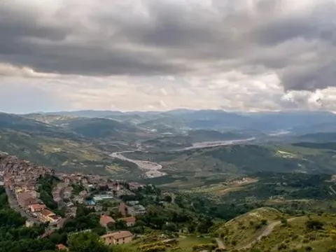 Thị trấn bị dính 'lời nguyền' nên không ai dám nhắc tên, nguồn cơn từ người trường làng cũ