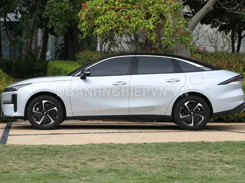 Xe sedan công suất 324 mã lực, tiết kiệm xăng hơn xe máy, giá hơn 300 triệu đồng