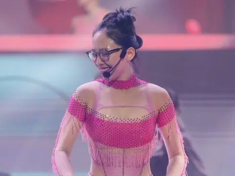 Tóc Tiên bản lĩnh nhảy trên giày cao gót với vũ đạo tốn sức