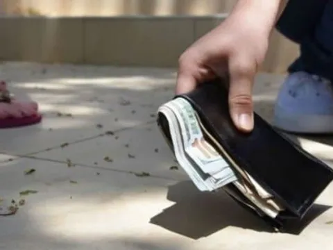 Nhặt được tiền có phải chuyện tốt không? Lưu ý 1 điều sau để biến họa thành điềm lành