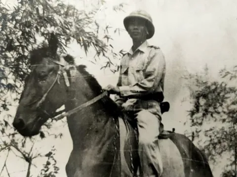 Thân thế vị tướng được phong hàm đầu tiên của Quân đội Nhân dân Việt Nam, được đích thân Bác Hồ đặt cho cái tên đặc biệt