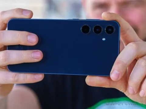 Vua tầm trung Galaxy A55 5G rẻ nhất kể từ khi ra mắt, có AI như Galaxy S24, có thứ át vía iPhone 16